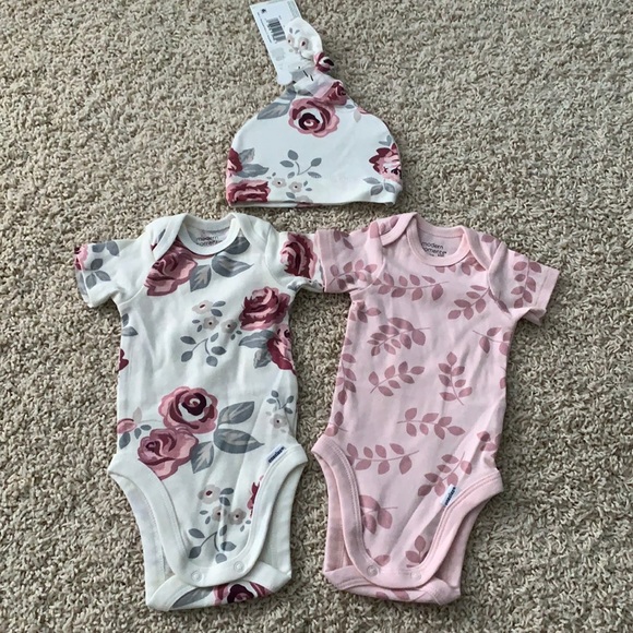 🎉HP 7/6!🎉Gerber Organic Hat & 2-pk Newborn Onesie/Bodysuits - Picture 2 of 3
